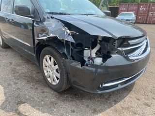 2011 Chrysler Town & Country Touring-L - Primary Damage Right Image